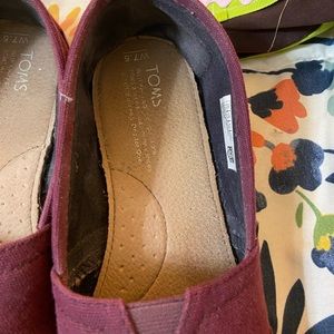 Toms burgundy shoes womens 7.5 canvas